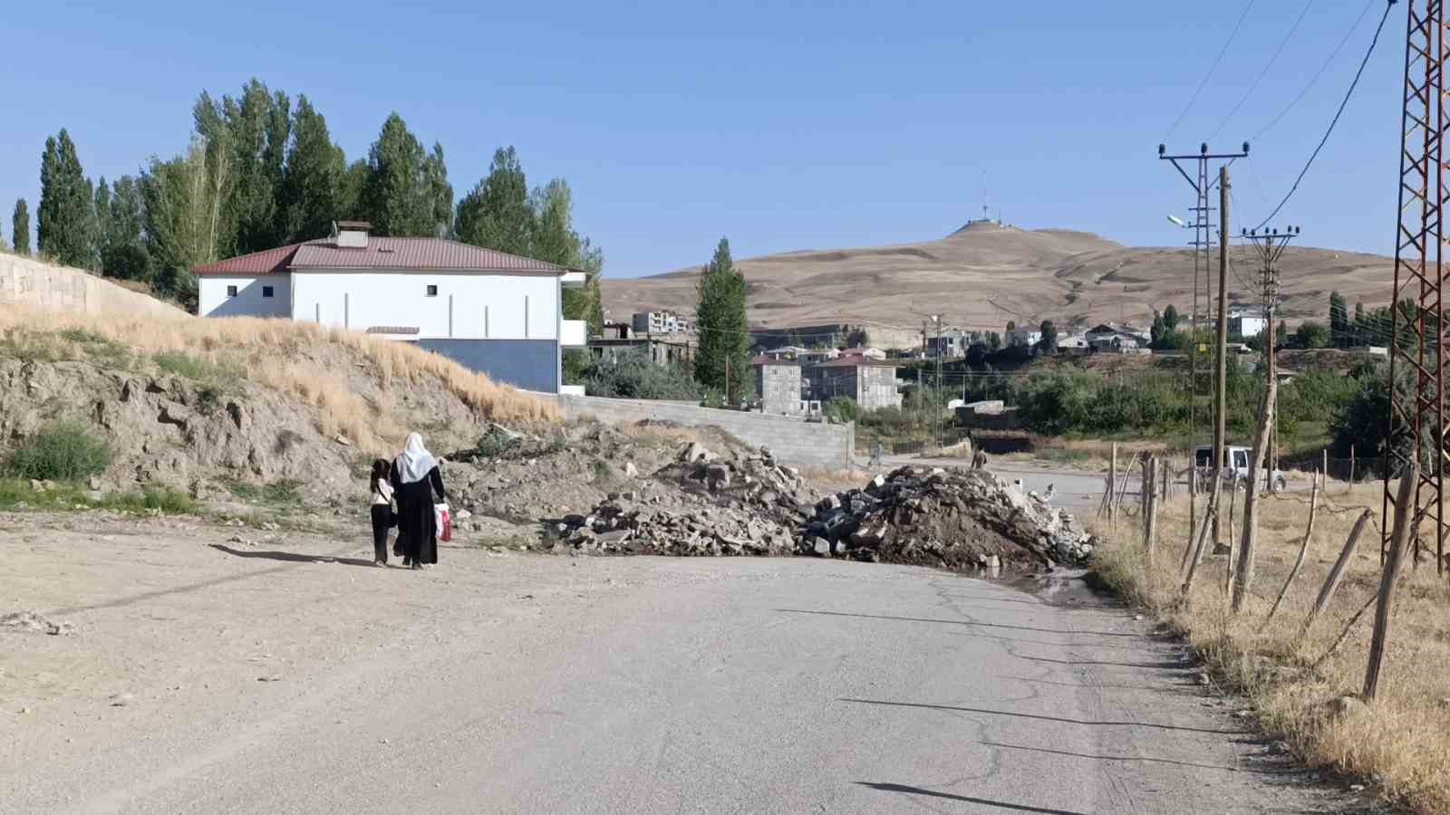 Van’da iki mahalleyi birbirine bağlayan yol yeniden trafiğe açıldı
