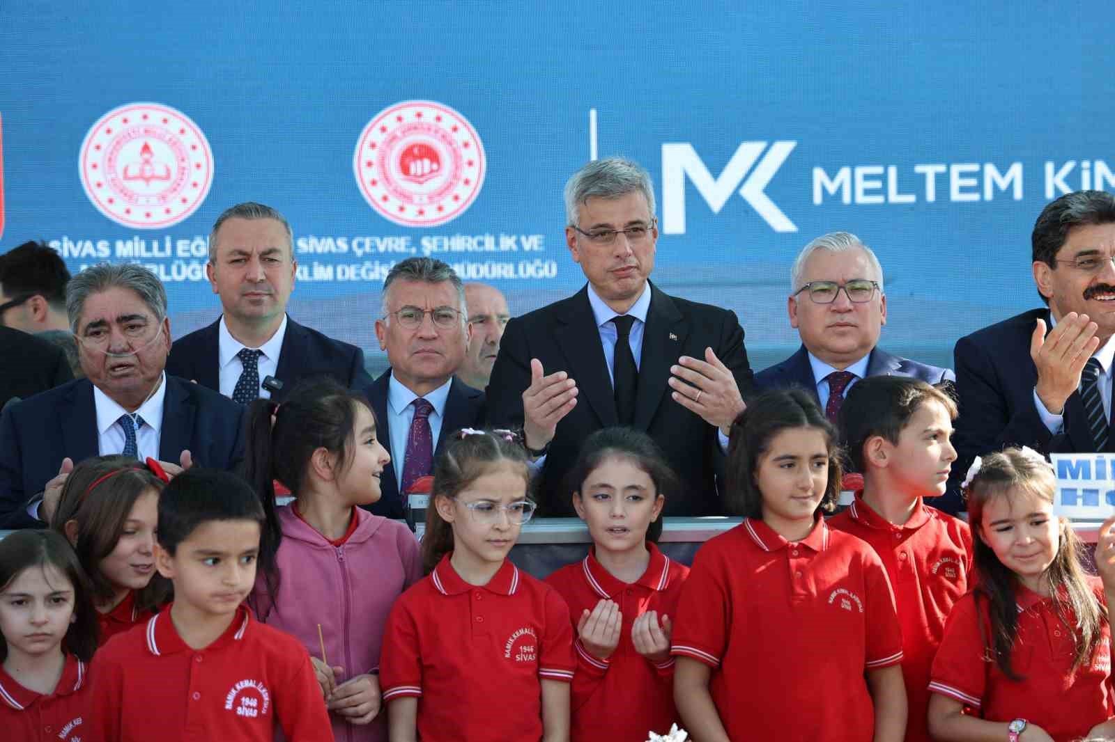 Bakan Memişoğlu: “Ülke olarak daha çok çalışıp daha çok üreteceğiz”
