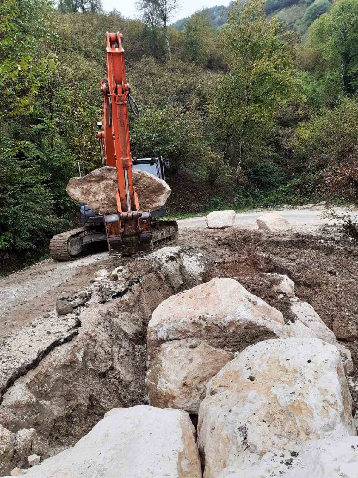 Heyelan bölgelerinde çalışmalar sürüyor
