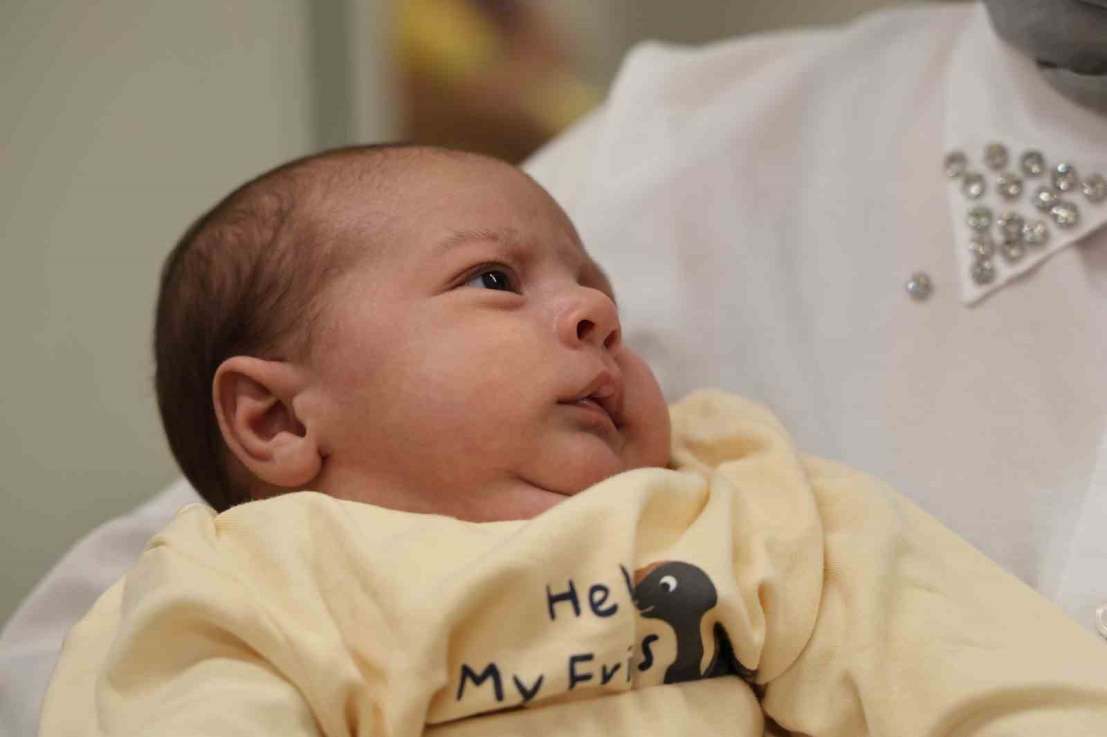 Tüp bebek yöntemiyle doğan çocuklarına doktorun adını verdiler
