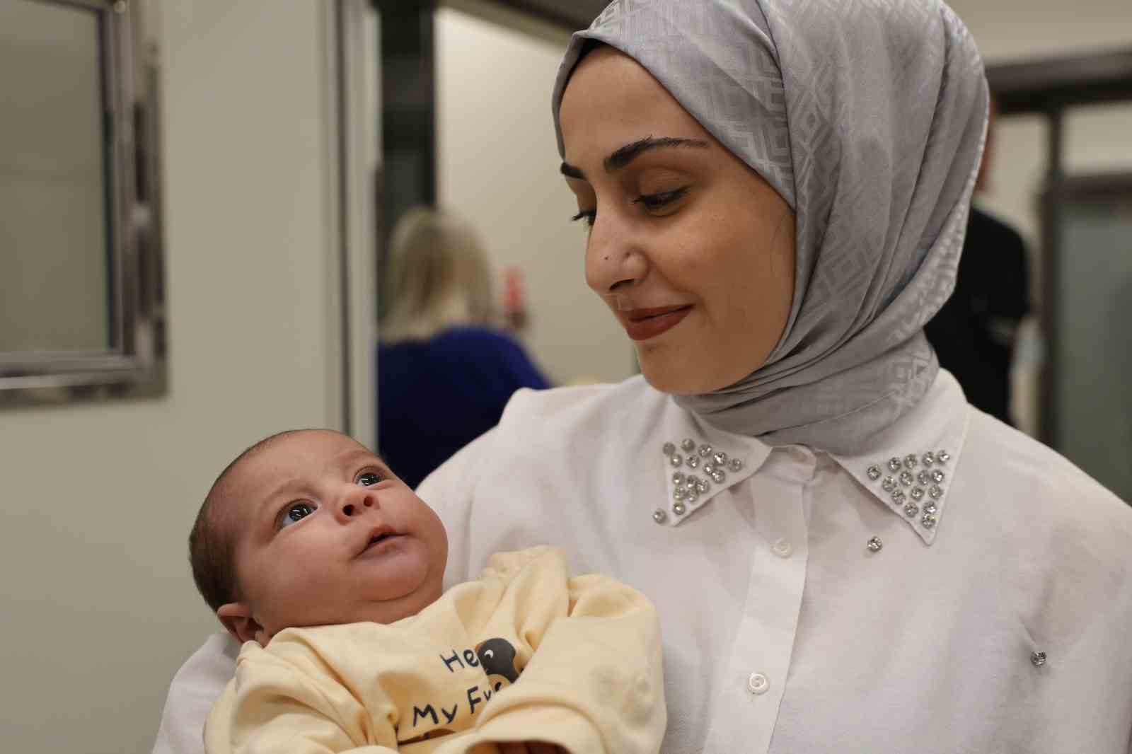 Tüp bebek yöntemiyle doğan çocuklarına doktorun adını verdiler
