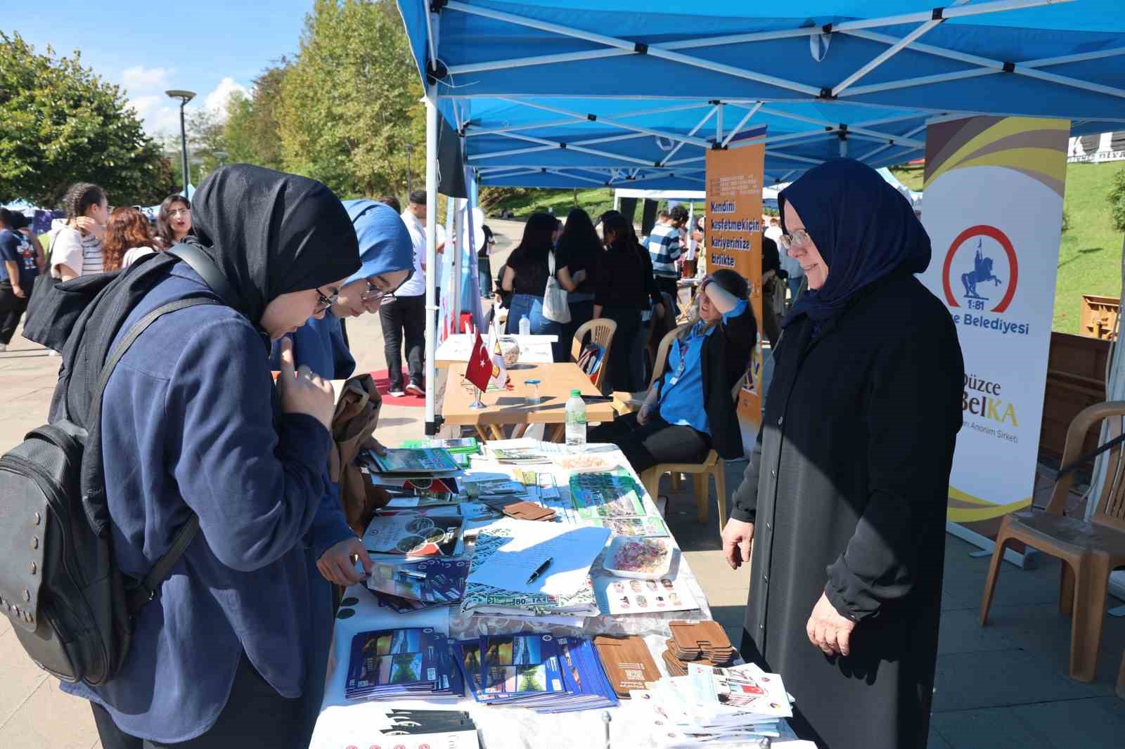 Düzce Üniversitesi öğrenci toplulukları tanıtım günleri başladı
