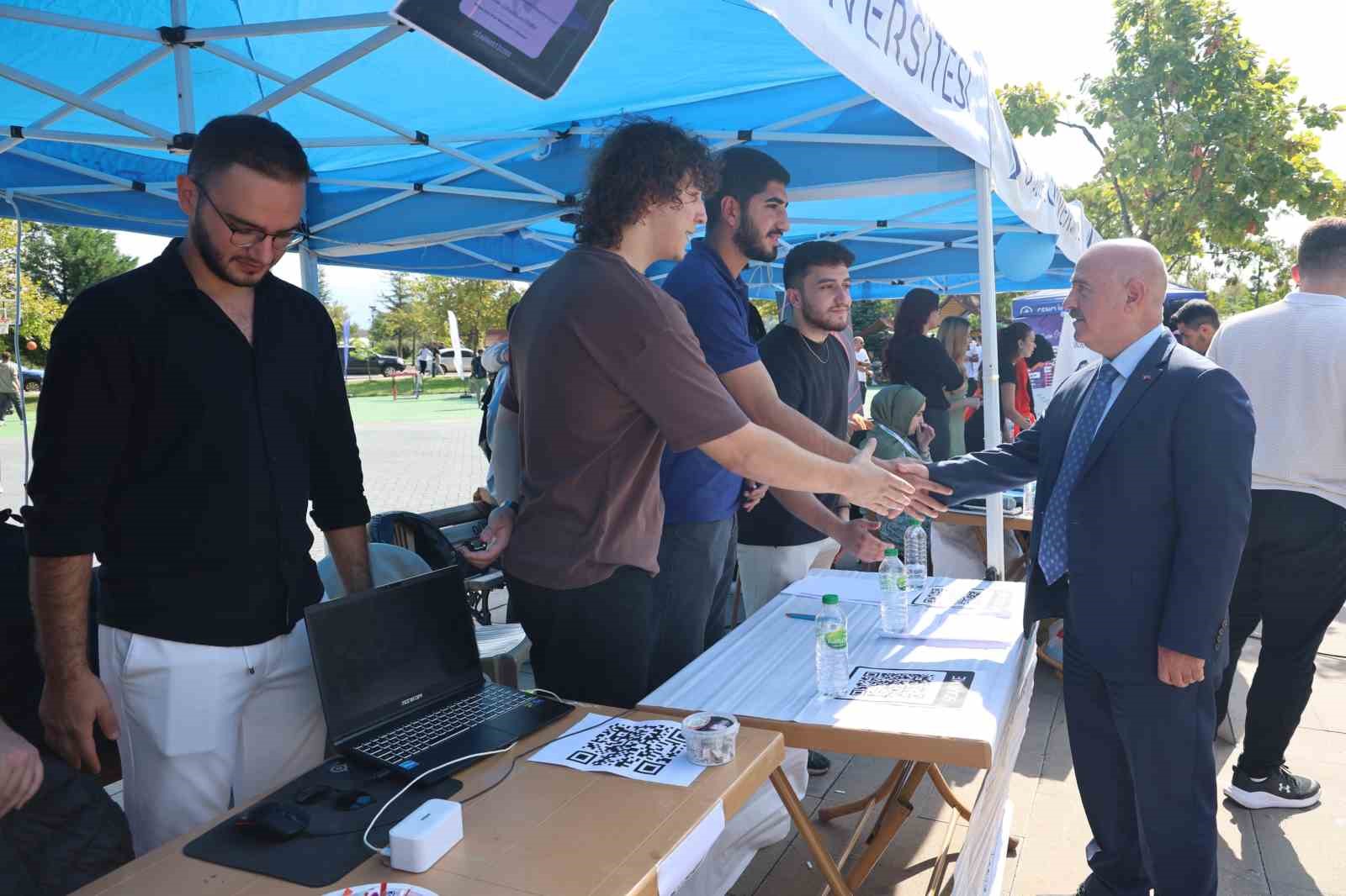 Düzce Üniversitesi öğrenci toplulukları tanıtım günleri başladı
