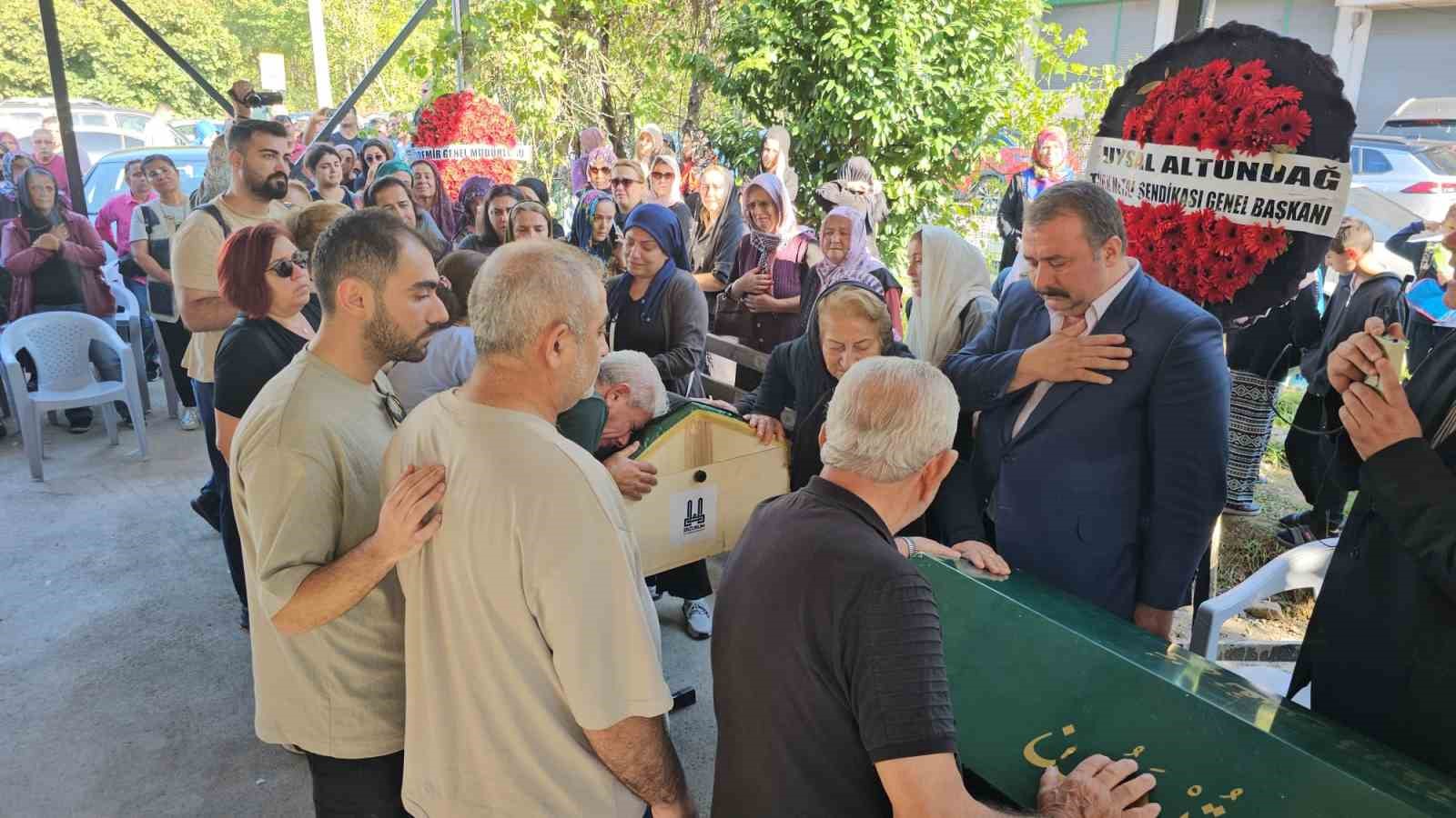 Kızlarını üniversiteye kayıt için götürürken kazada ölen çift toprağa verildi
