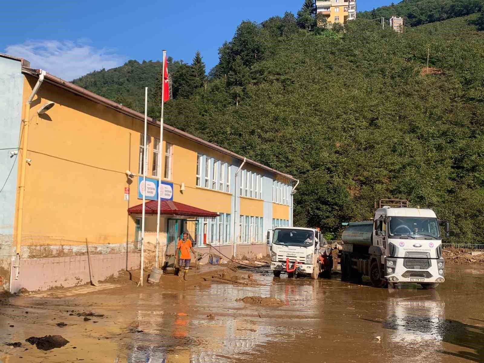 Selden zarar gören okullar temizleniyor
