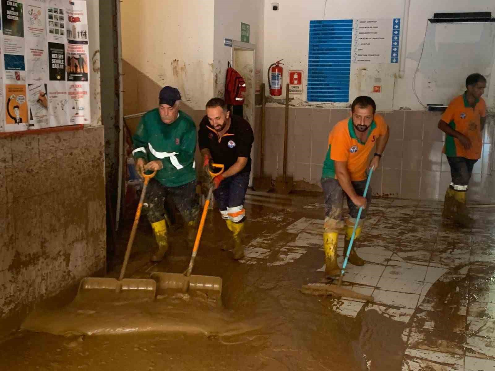 Selden zarar gören okullar temizleniyor
