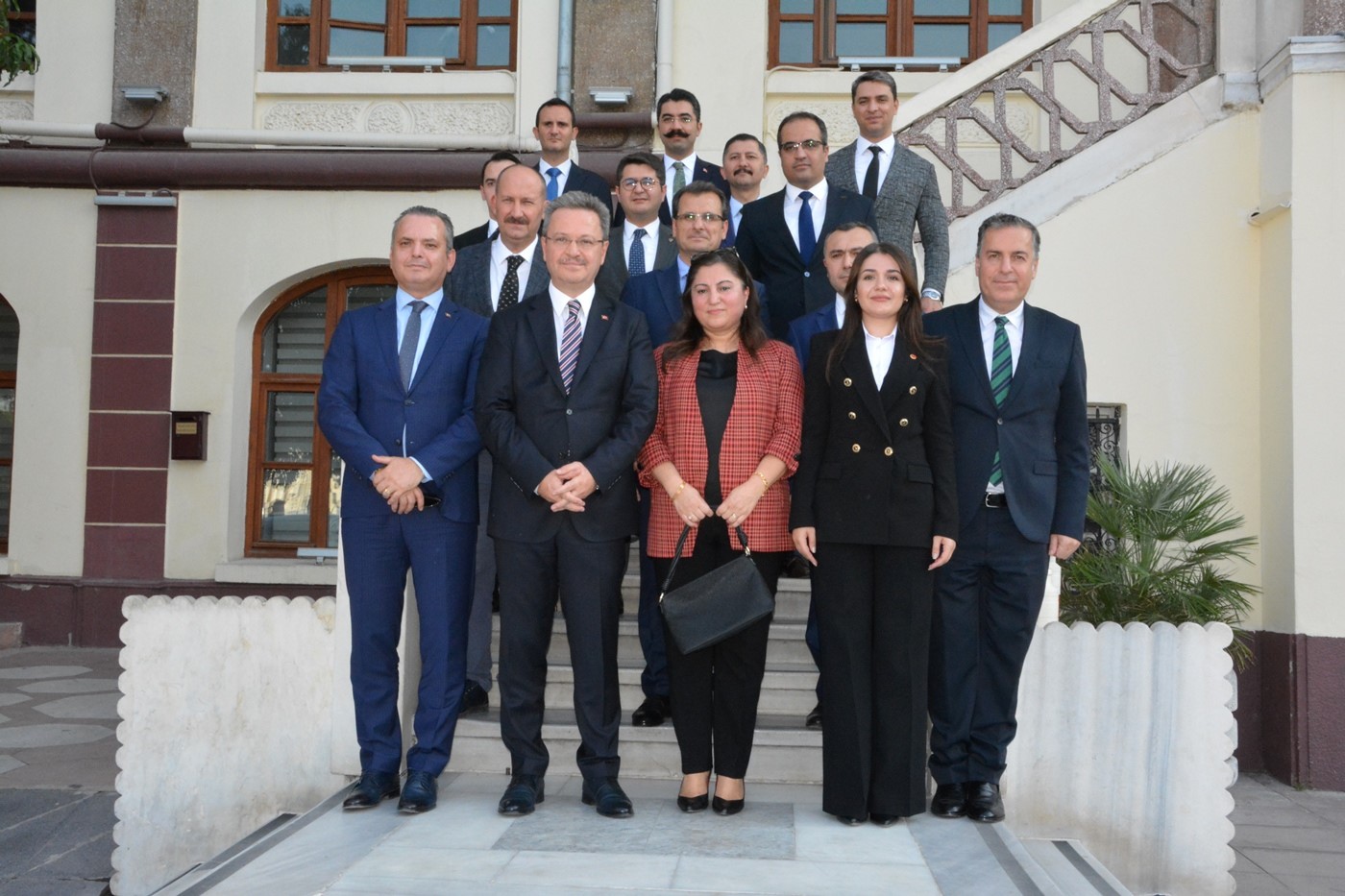 Manisa Valisi Ünlü dualarla uğurlandı
