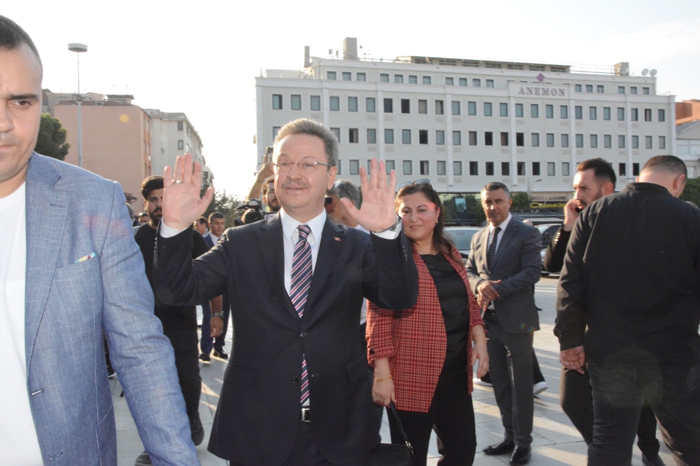 Manisa Valisi Ünlü dualarla uğurlandı
