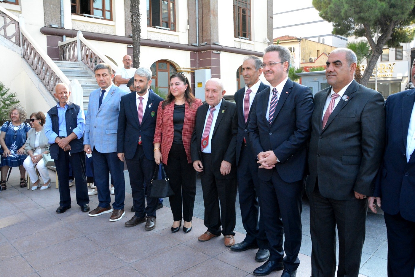 Manisa Valisi Ünlü dualarla uğurlandı
