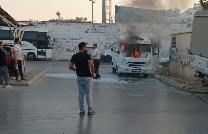 Park halindeki servis minibüsünde yangın çıktı
