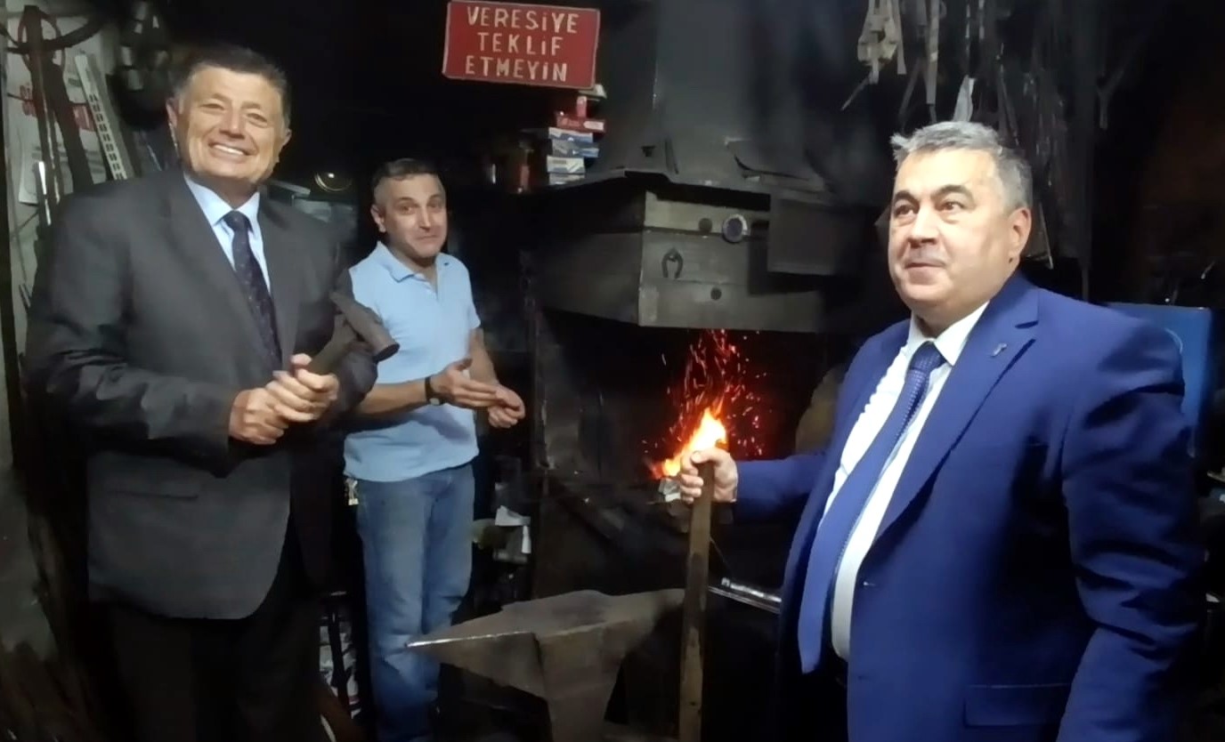 AK Parti ve CHP il başkanları birlikte demir dövdü
