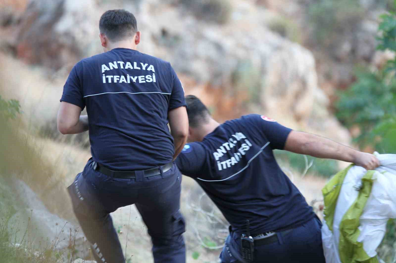 Antalya’da paraşüt ağaçta asılı kaldı, ekipler alarma geçti
