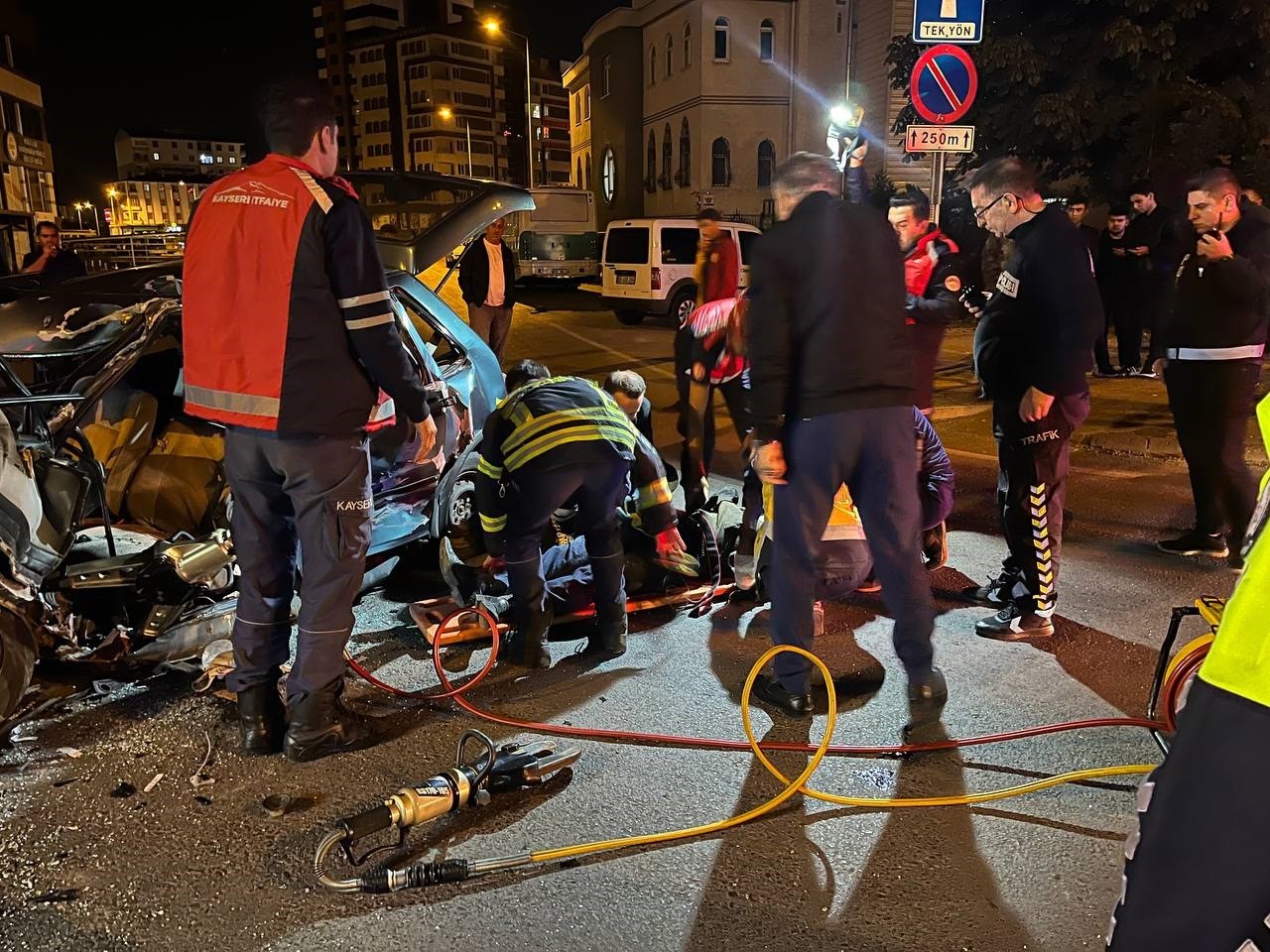 Otobüsle çarpışan otomobilin sürücüsü araç içinde sıkıştı
