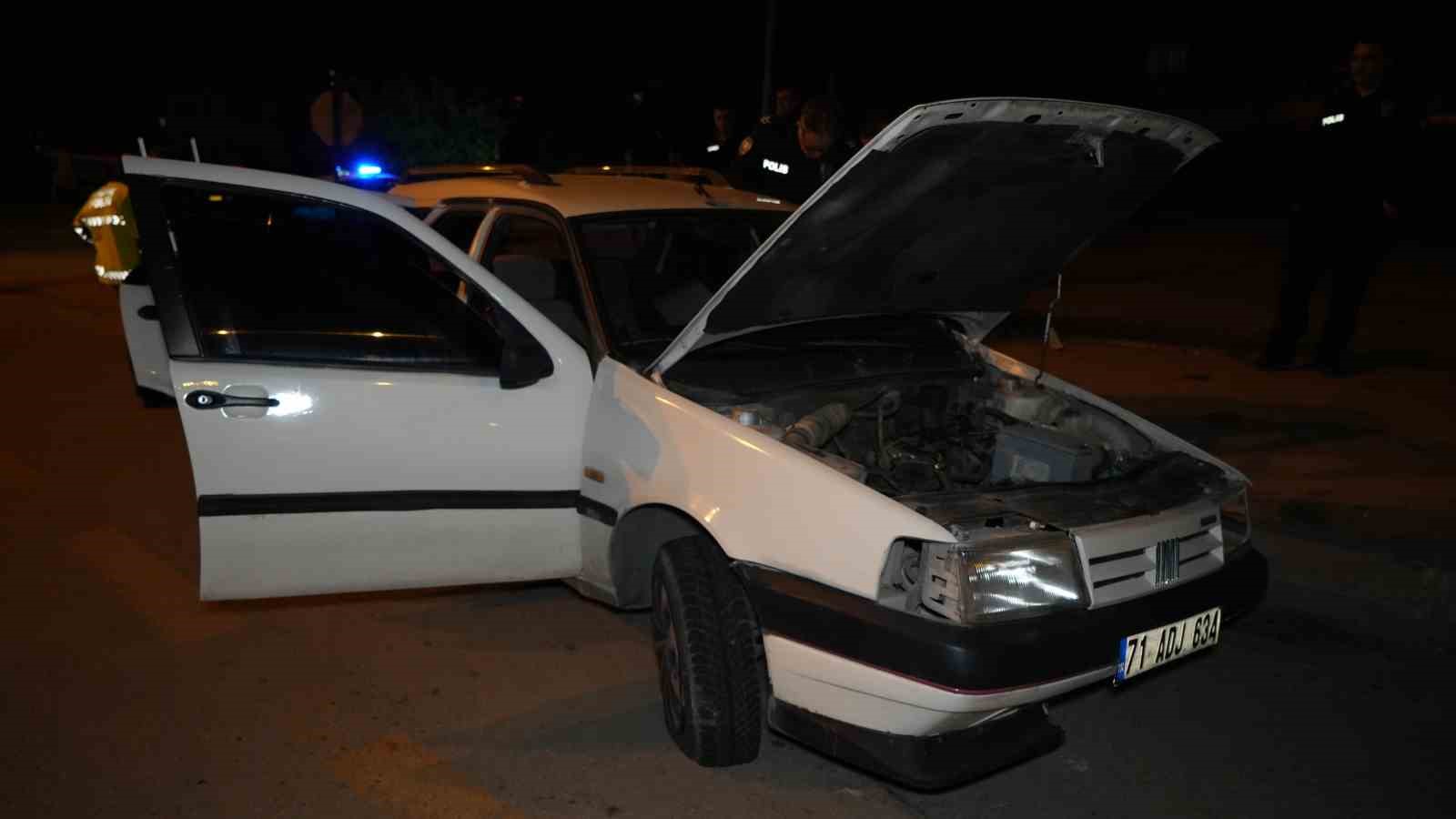 Kırıkkale’de orta refüje çarpan otomobil hurdaya döndü: 2 yaralı
