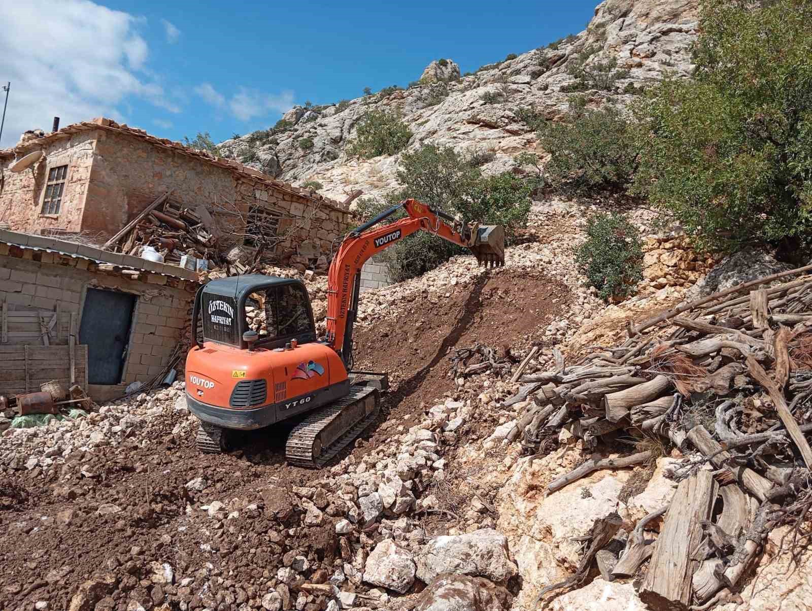 Mersin’de selden kapanan yollar ulaşıma açıldı
