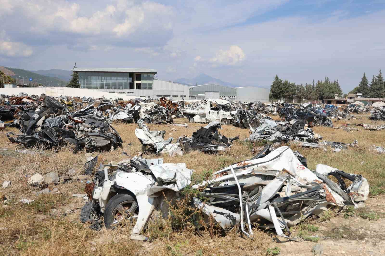 Depremin acı yüzünü gösteren araç mezarlığı duygulandırıyor
