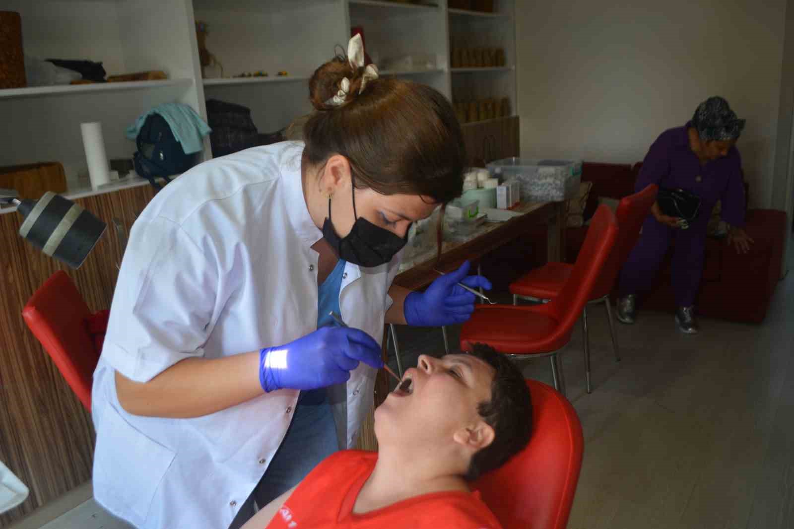 Ayvalık’ta Engel Tanımayan Diş Hekimleri’nden ağız ve diş terapisi
