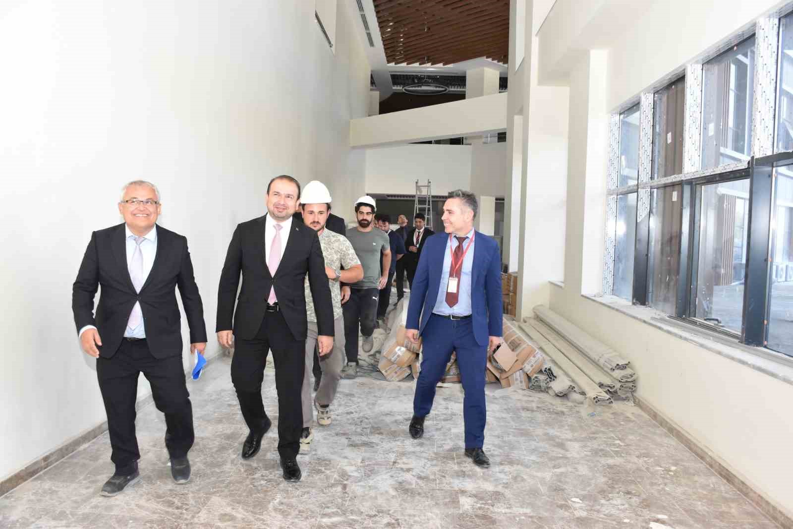 Yeni Çine Devlet Hastanesi, hizmet için gün sayıyor
