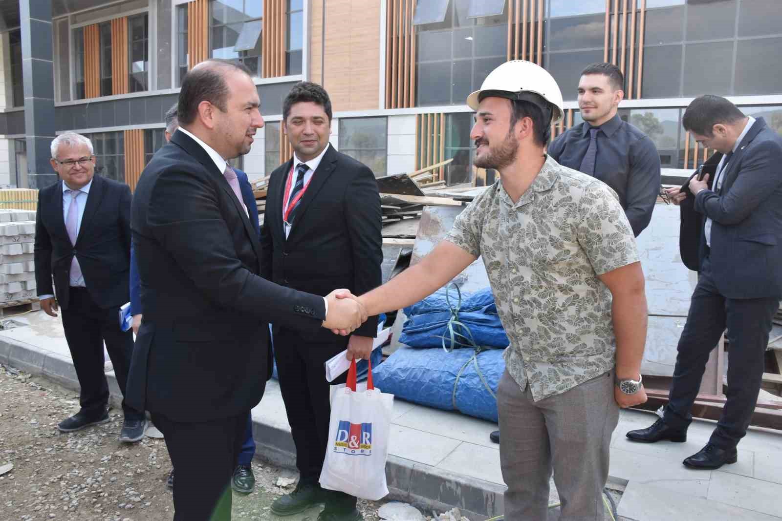 Yeni Çine Devlet Hastanesi, hizmet için gün sayıyor
