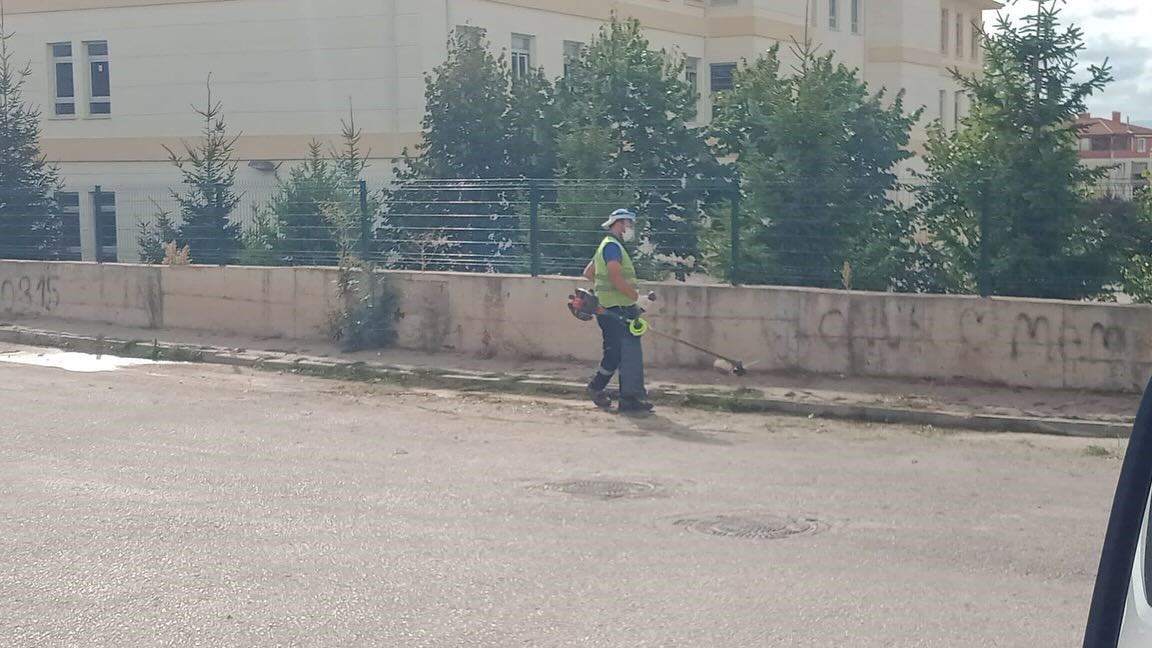 Park bahçe ve oyun alanlarında ot temizliği yapılıyor
