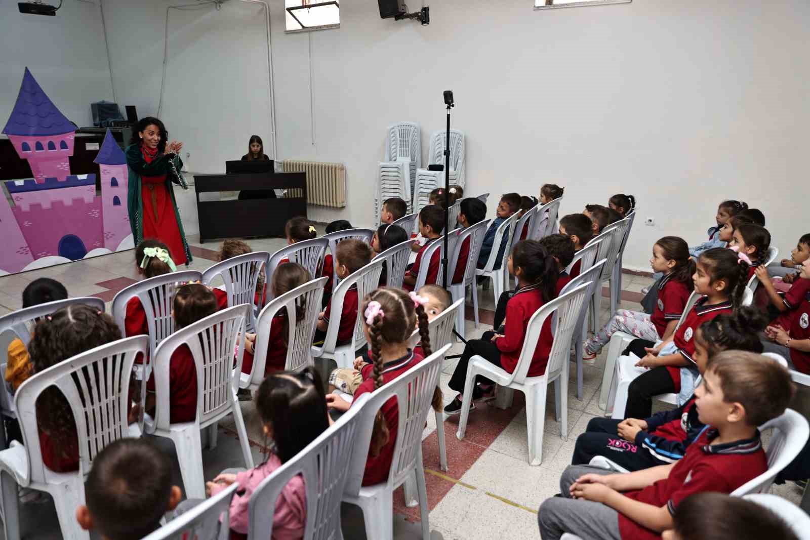 Denizli’de Tiyatro Festivali’nde ÇGHB oyuncuları tiyatroseverlerle buluştu
