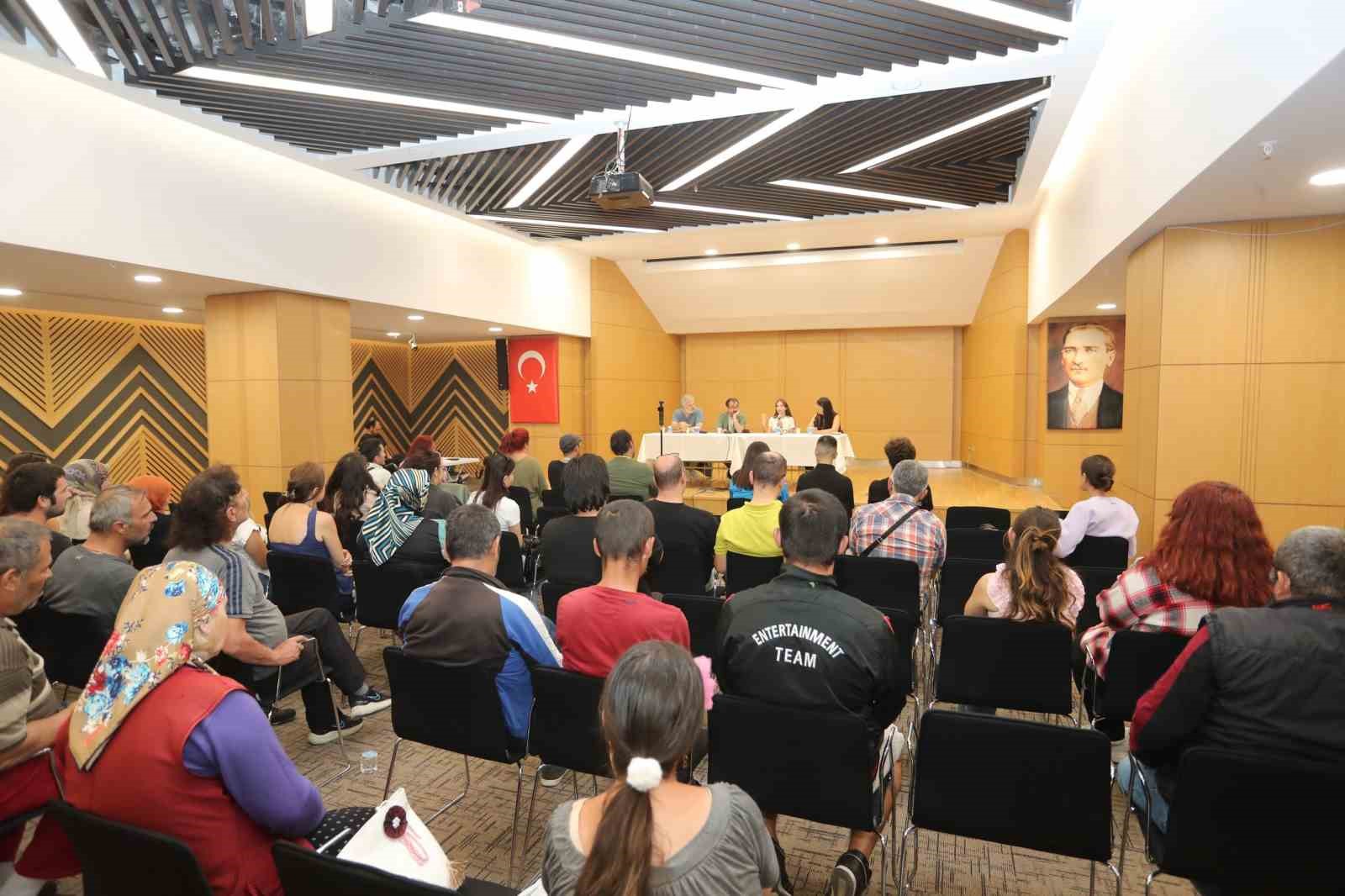 Denizli’de Tiyatro Festivali’nde ÇGHB oyuncuları tiyatroseverlerle buluştu
