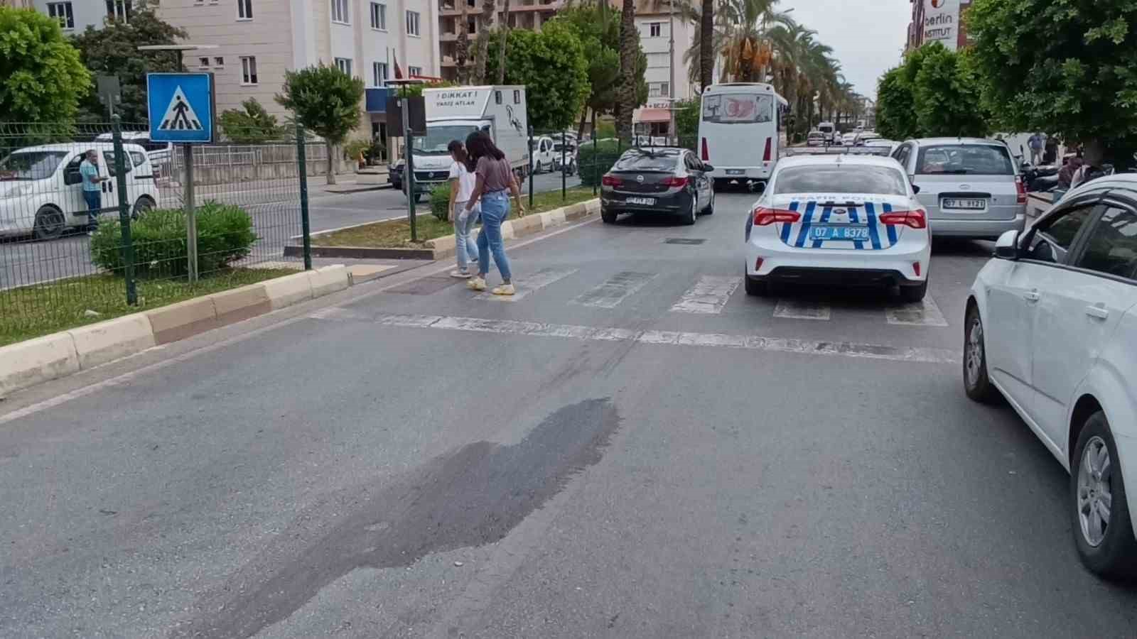 Araçlara çarpmamak için motosikletini devirdi: 1 yaralı
