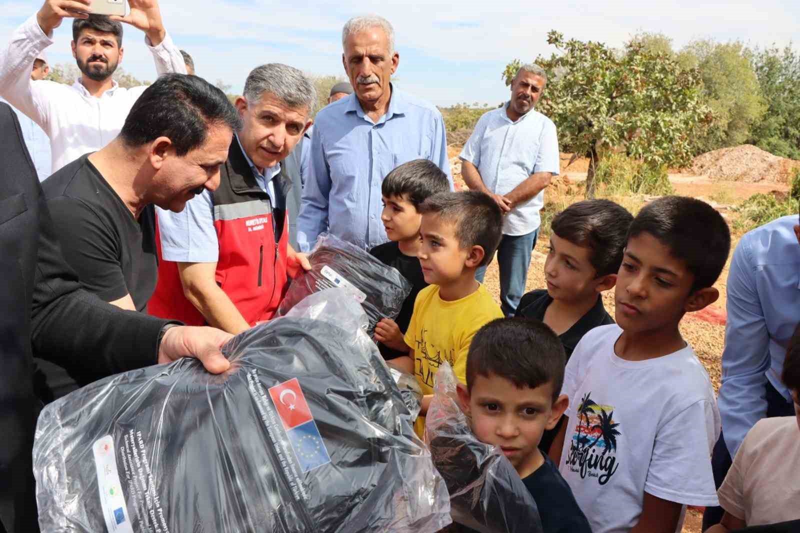 Besni ilçesinde Antepfıstığı ve badem hasadı başladı
