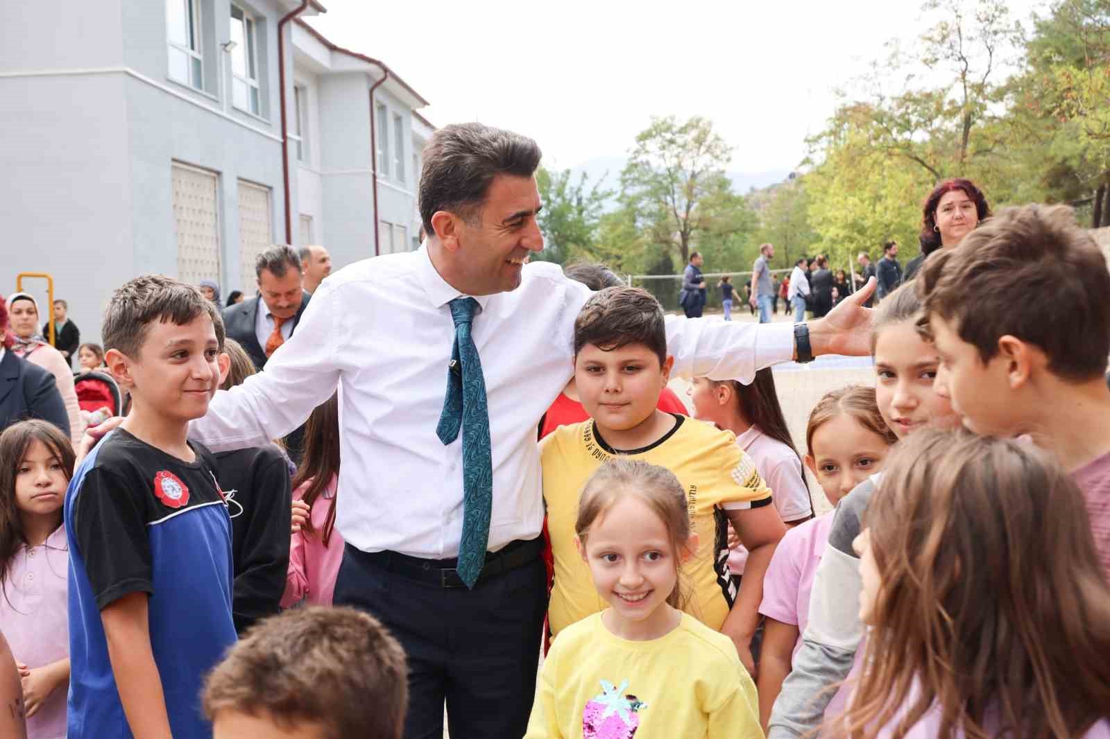 Vali Aygöl, mesaisine okulda başladı
