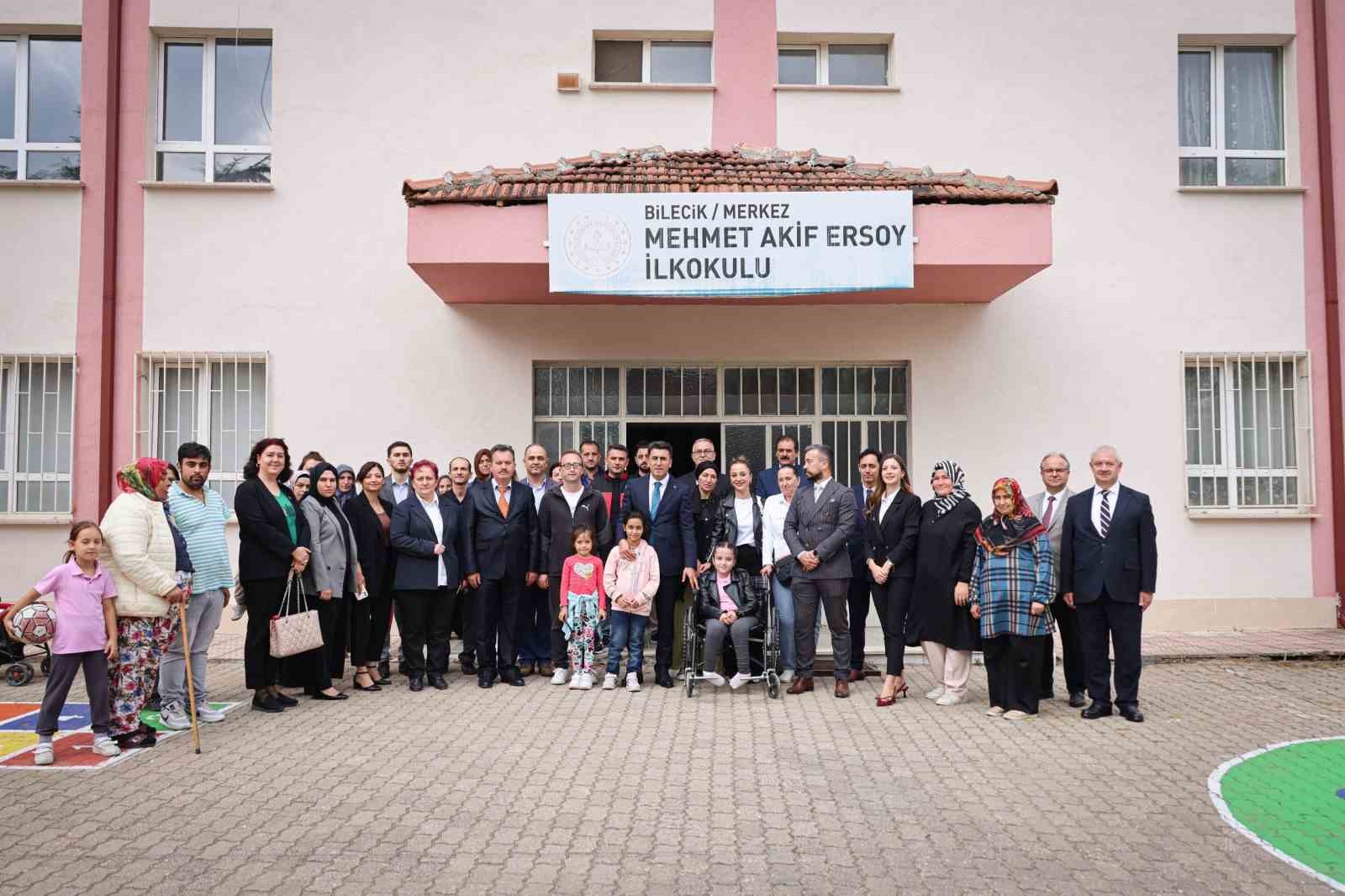 Vali Aygöl, mesaisine okulda başladı
