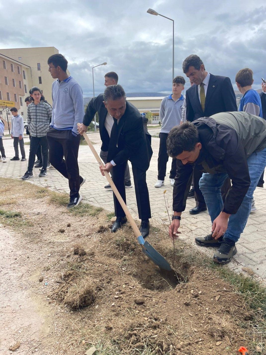 Temizlik Haftası kapsamında sergi açıldı fidanlar toprakla buluşturuldu
