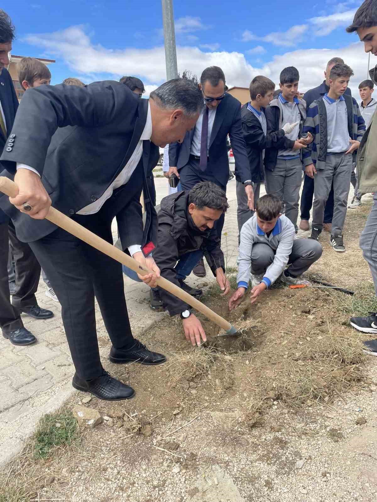 Temizlik Haftası kapsamında sergi açıldı fidanlar toprakla buluşturuldu
