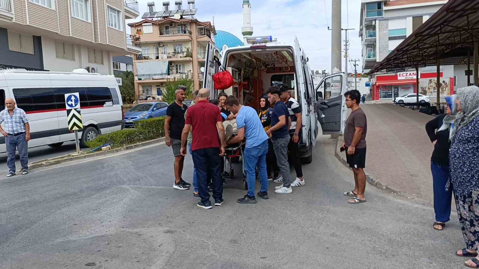 Motosiklet ile otomobilin çarpışması kamerada
