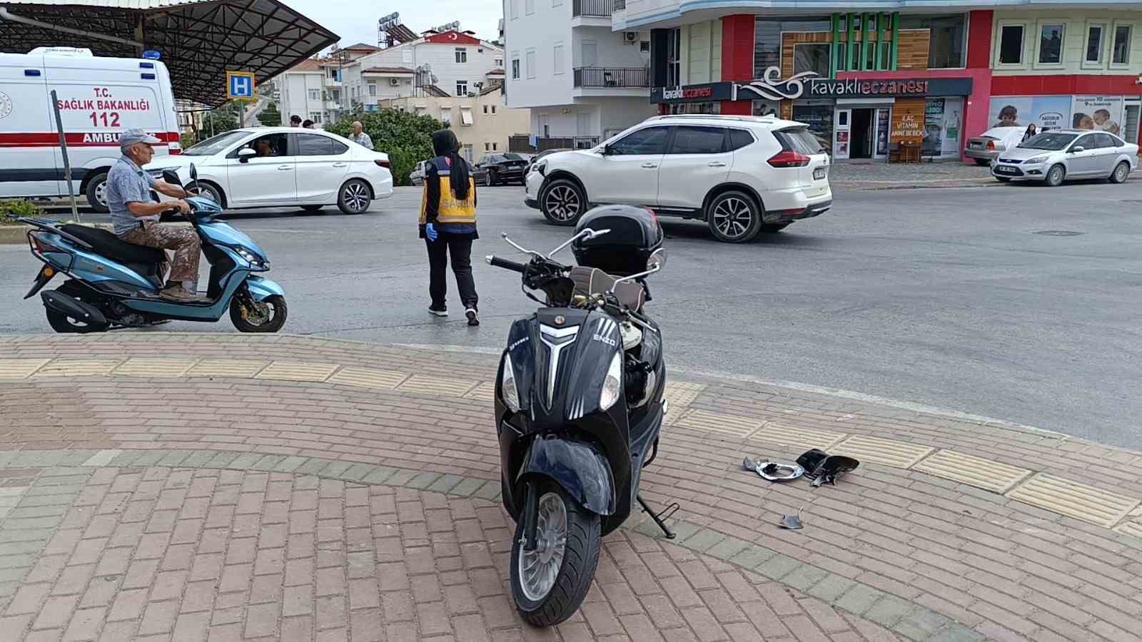 Motosiklet ile otomobilin çarpışması kamerada
