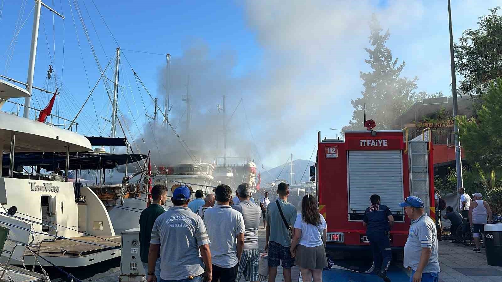 Fethiye’de tekne yangını
