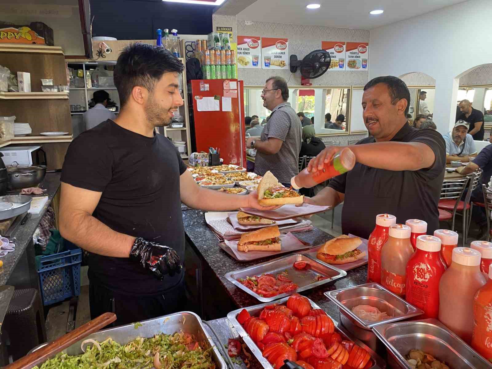 Öğrenci müşterileri dönercilerin yüzünü güldürdü
