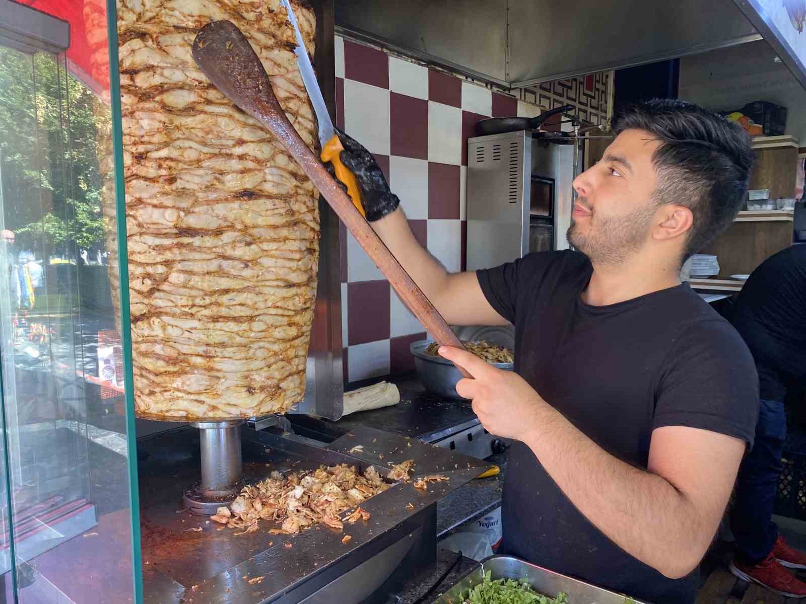 Öğrenci müşterileri dönercilerin yüzünü güldürdü
