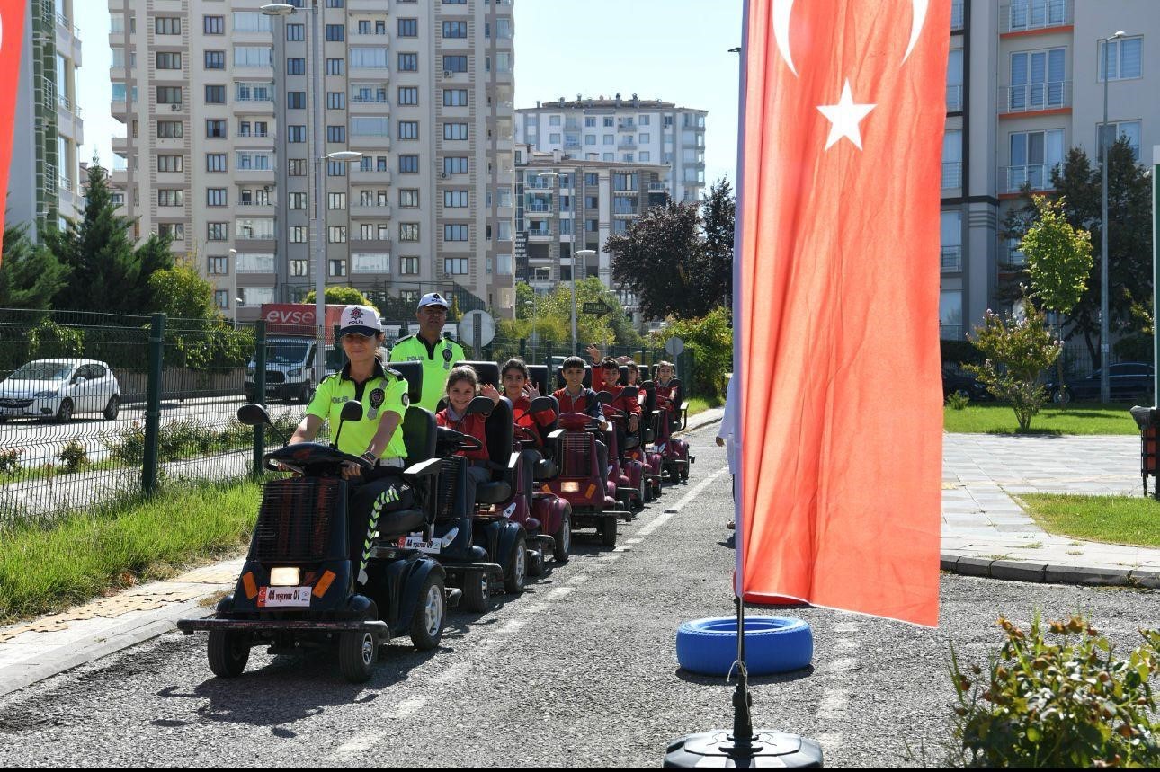 Okul çevrelerinde ve servis araçlarında güvenlik önlemleri arttırıldı
