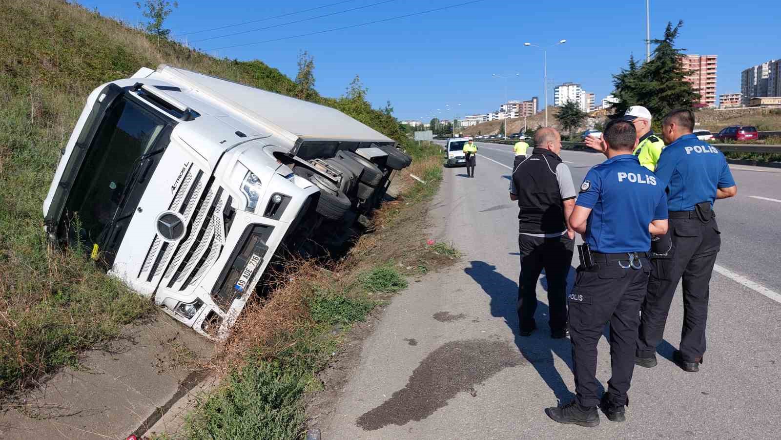 Polis, devrilen tırın sürücüsünü su ikram ederek teselli etti
