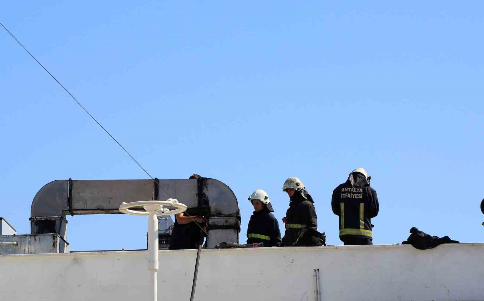 Balık Pazarı’nda çıkan yangın itfaiyeyi alarma geçirdi
