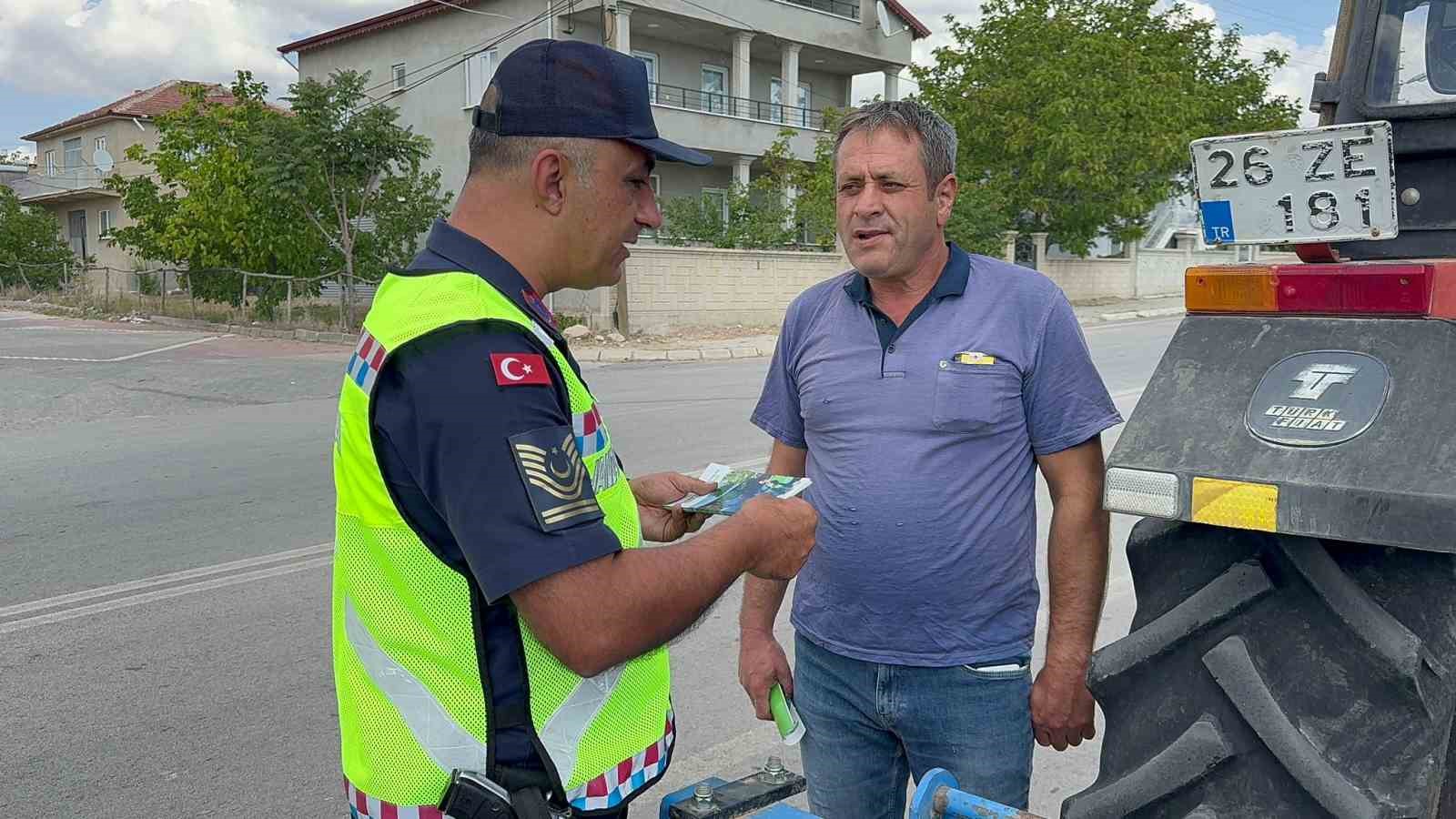 Jandarma traktör sürücülerine eğitim verip, reflektör dağıttı
