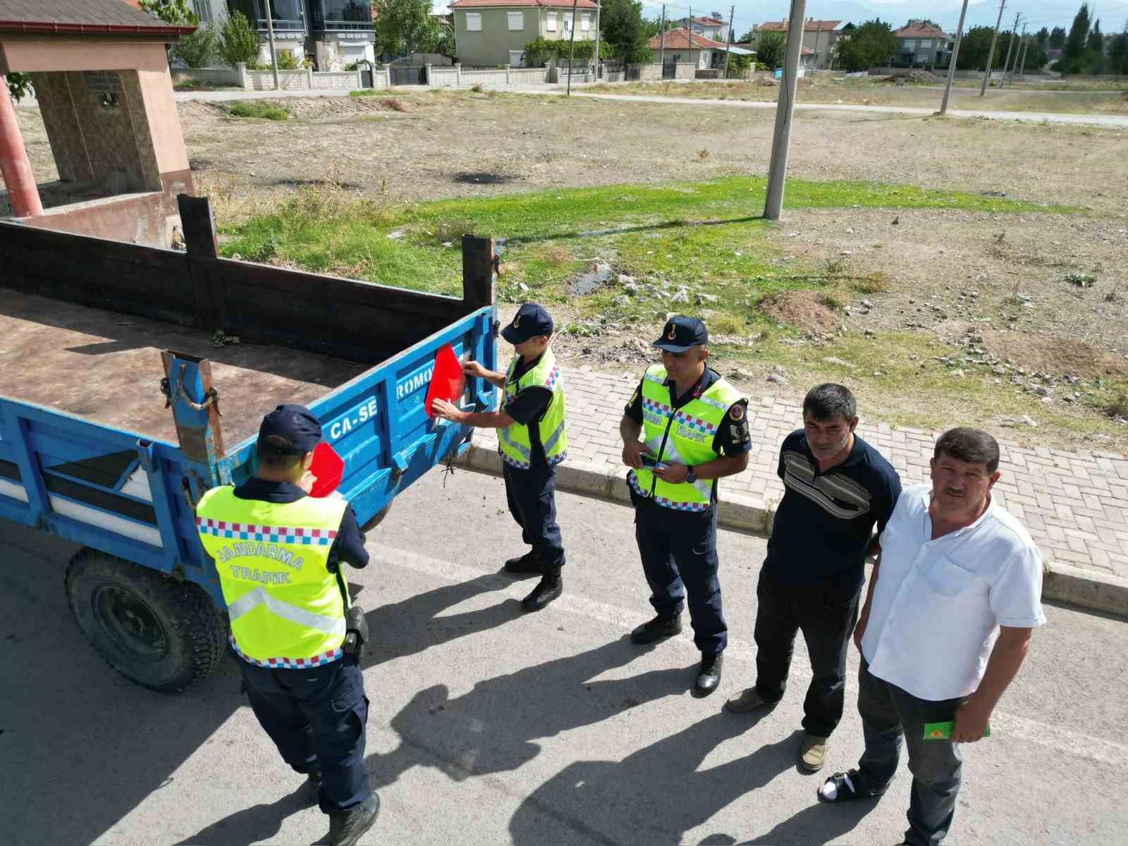 Jandarma traktör sürücülerine eğitim verip, reflektör dağıttı
