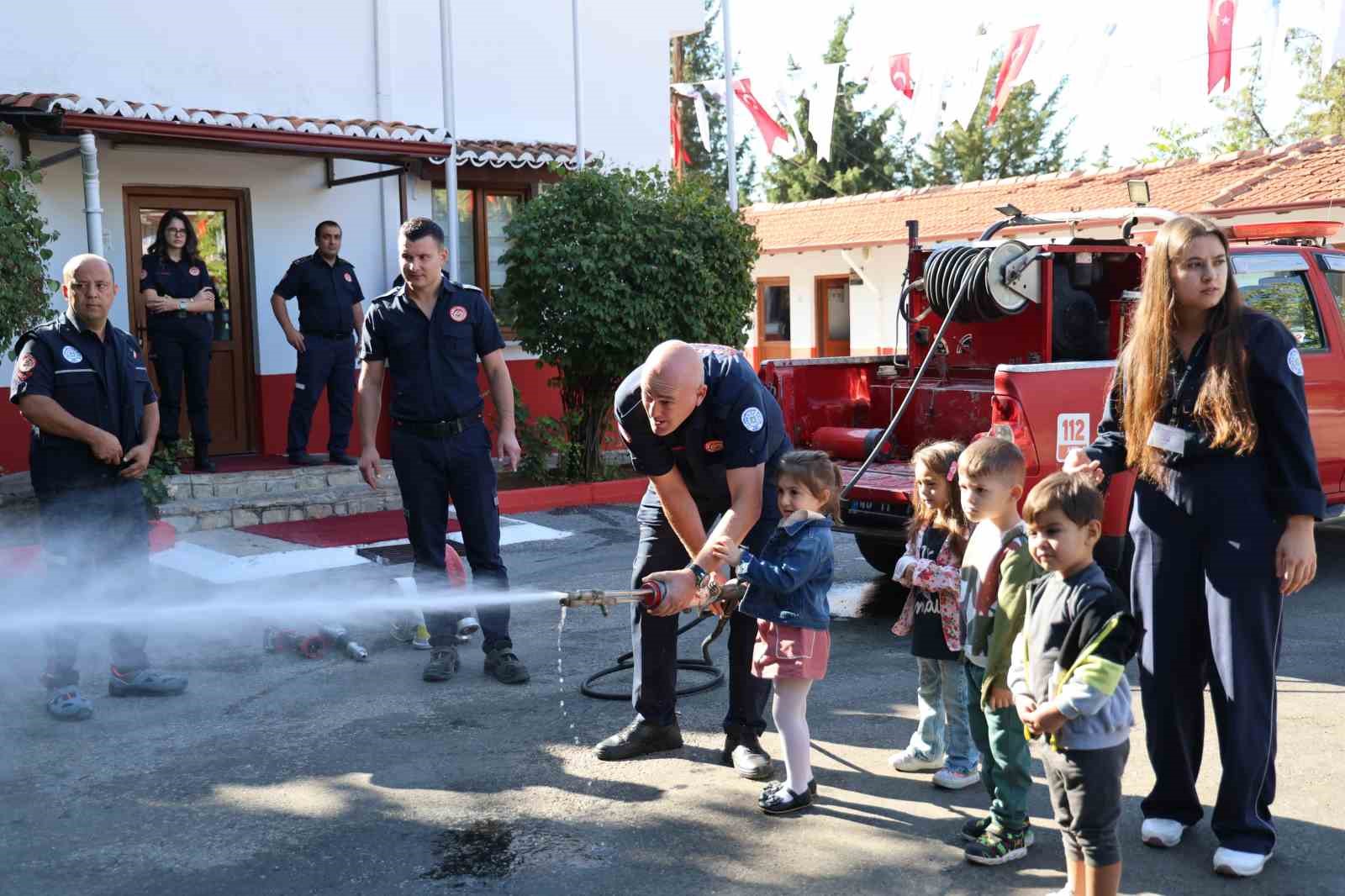 İtfaiye Haftasında miniklere itfaiye eğitimi
