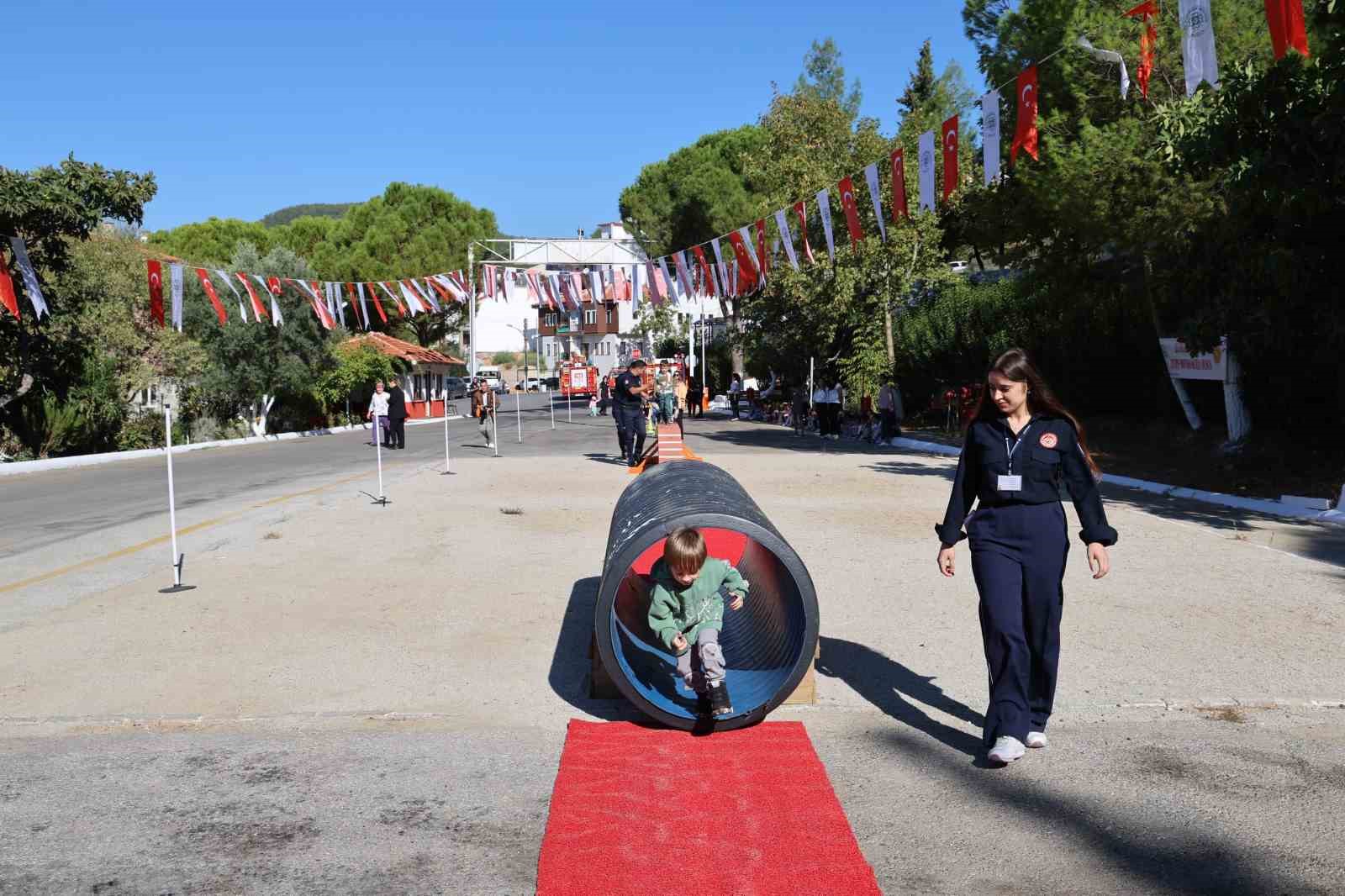 İtfaiye Haftasında miniklere itfaiye eğitimi
