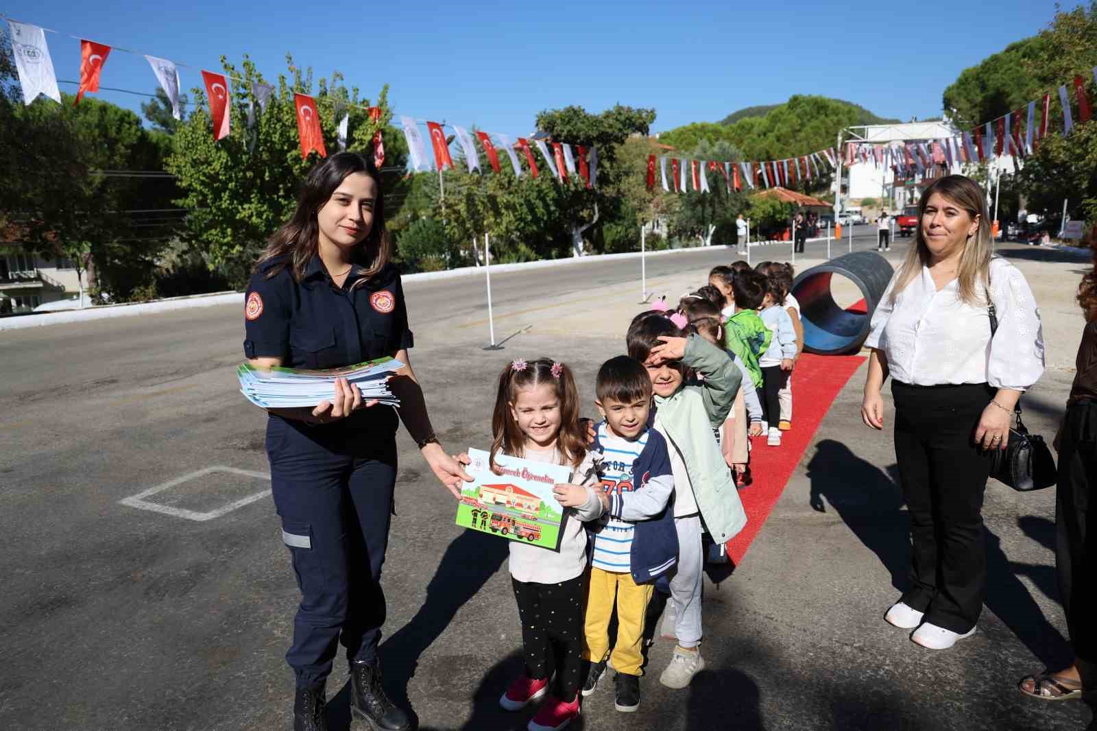 İtfaiye Haftasında miniklere itfaiye eğitimi
