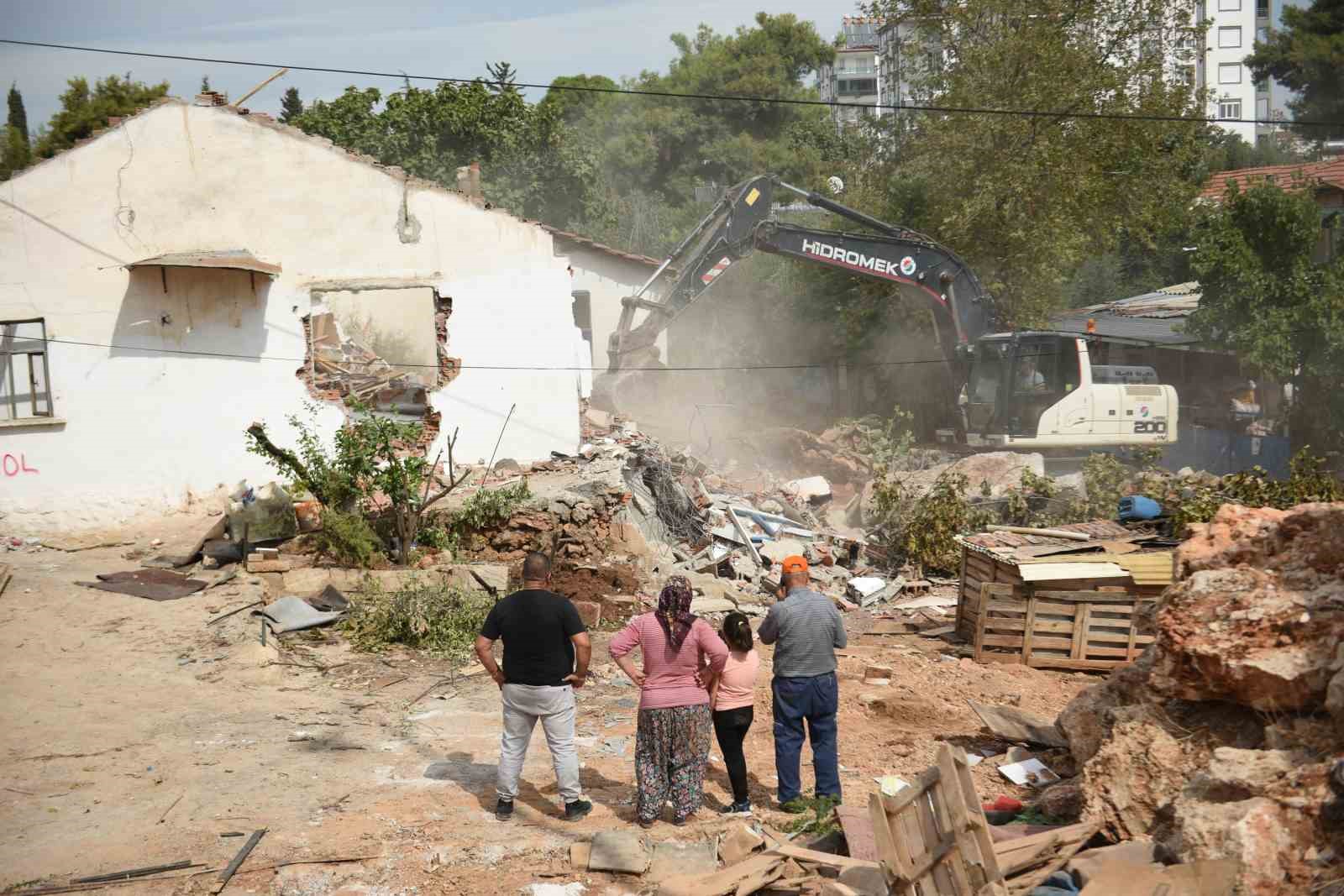 Kepez Belediyesi sel baskınını önlemek amacıyla çalışmalar gerçekleştirdi
