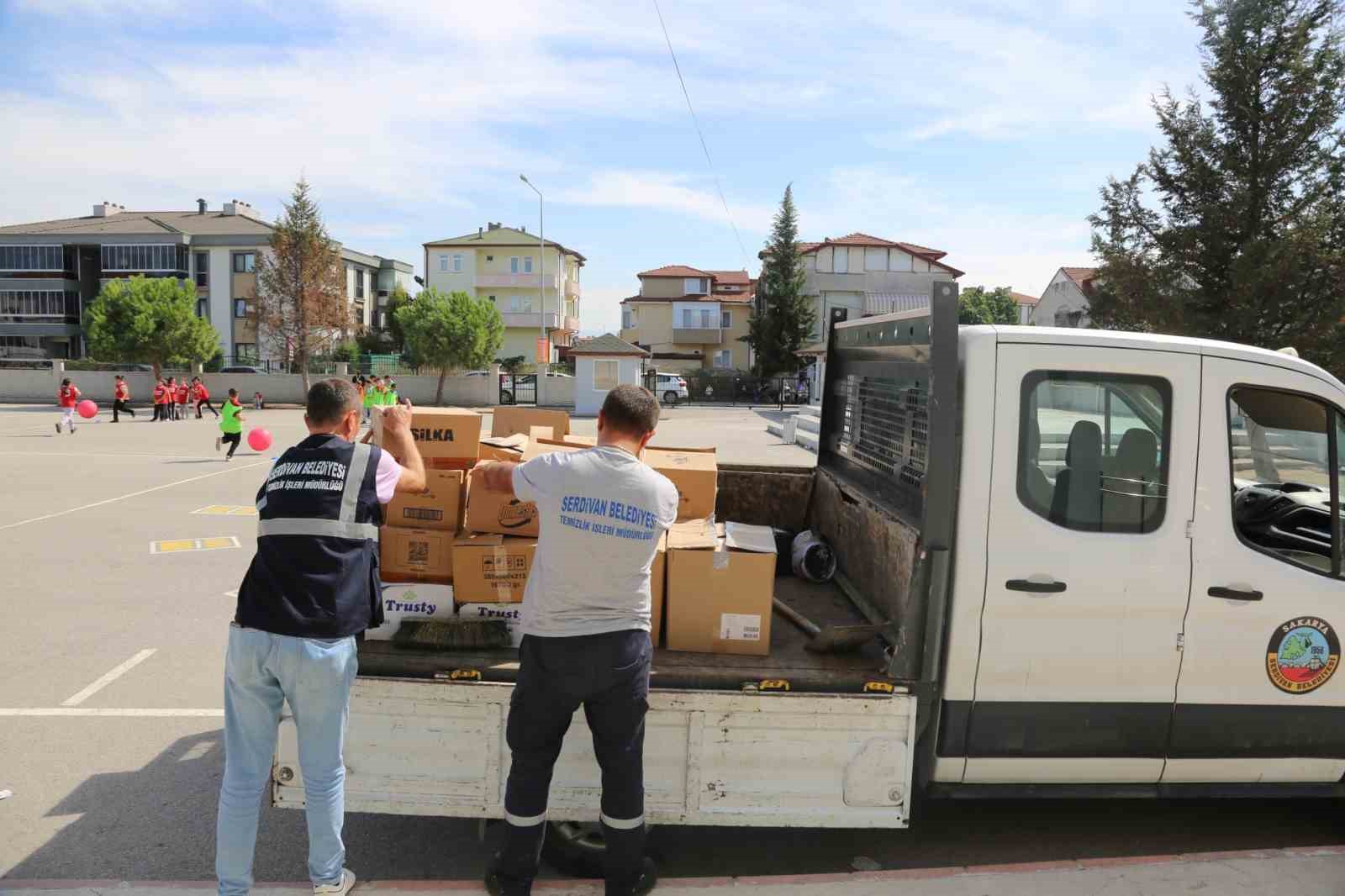 Serdivan’da öğrencilere kırtasiye seti hediye edildi
