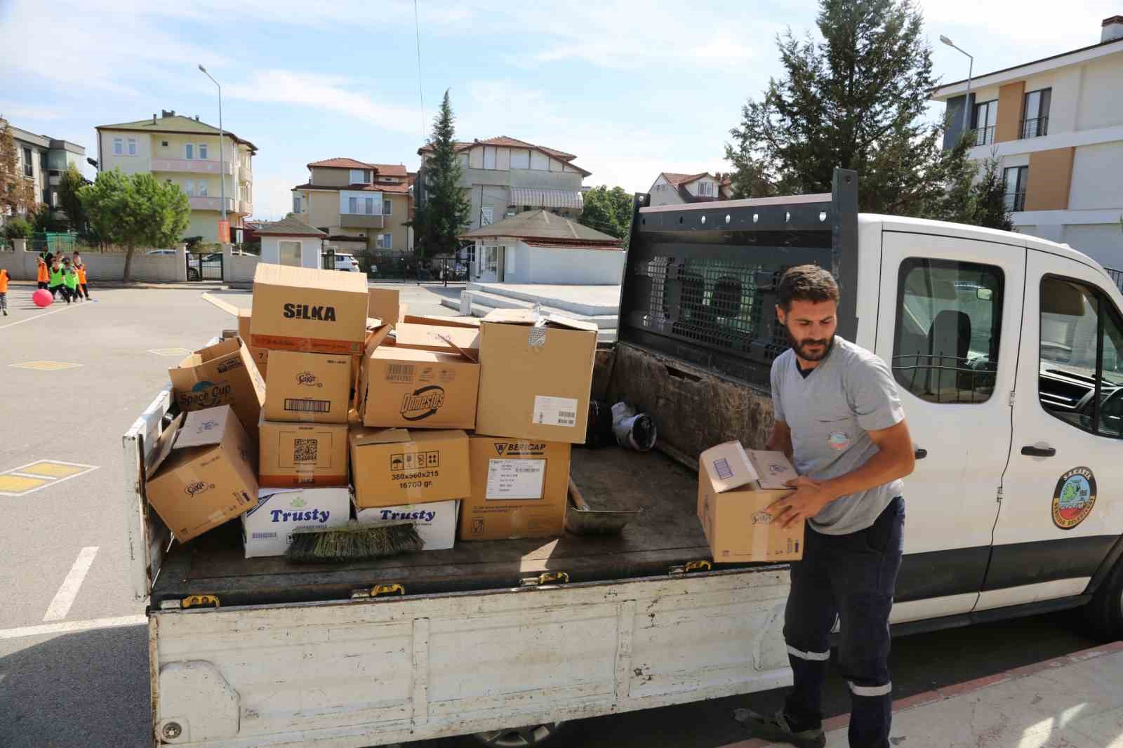 Serdivan’da öğrencilere kırtasiye seti hediye edildi
