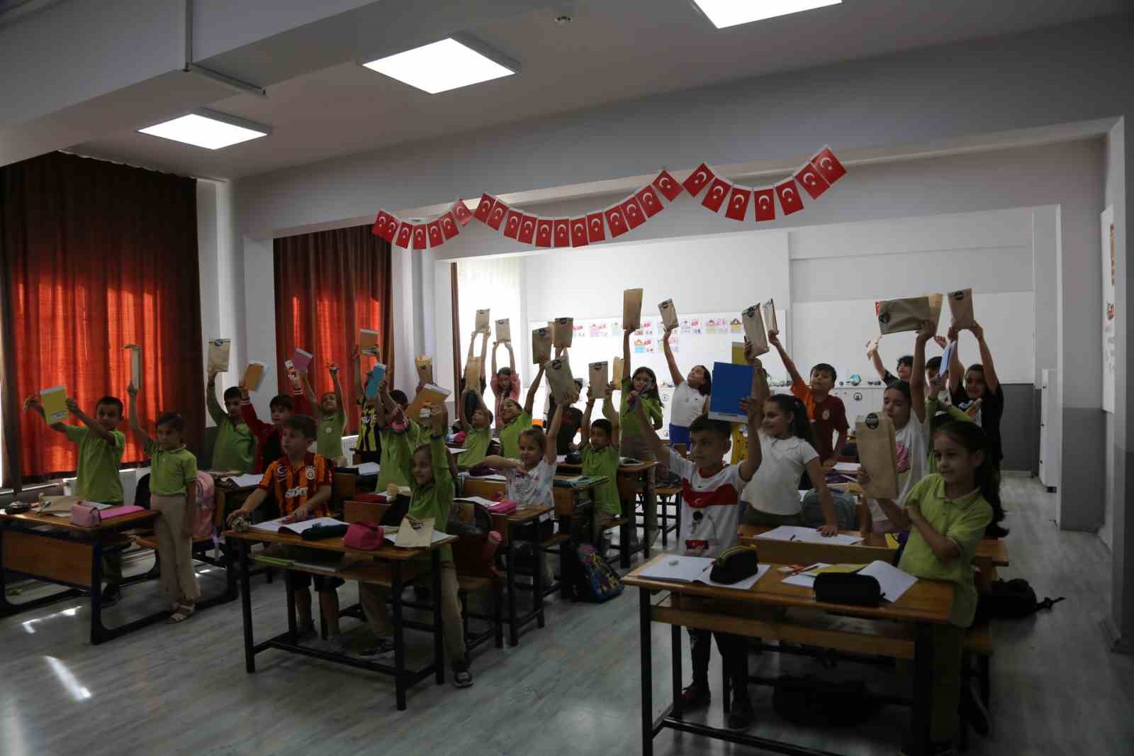 Serdivan’da öğrencilere kırtasiye seti hediye edildi
