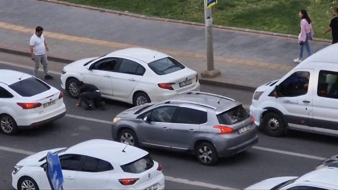 Yaralı güvercin trafiği birbirine kattı
